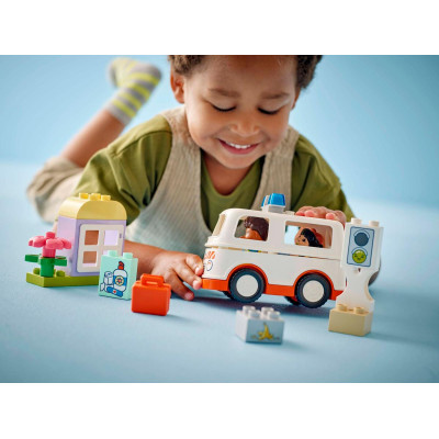 LEGO Конструктор LEGO DUPLO Town Швидка допомога та водій LEGO Конструктор LEGO DUPLO Town Швидка допомога та водій