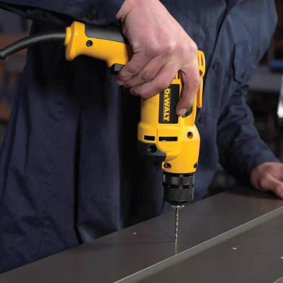DeWALT Дриль 550Вт 0-2800об·хв 7.9Нм патрон 10мм 1.34кг