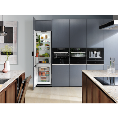 Electrolux Кавомашина вбудована, 2,5л, зерно+мелена, автомат.капуч, дисплей, сернор.керування, підсвітка, чорний