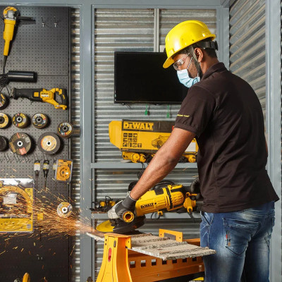 DeWALT Шліфмашина кутова DeWALT 230мм 2600Вт 6500об/хв 5.86кг DeWALT Шліфмашина кутова DeWALT 230мм 2600Вт 6500об/хв 5.86кг