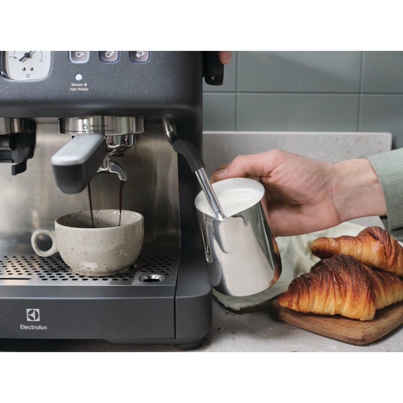 Electrolux Кавоварка ріжкова, 3л, зерно+мелена, ручний капуч, кавомолка, підігрів чашок, подача гар. води, чорний