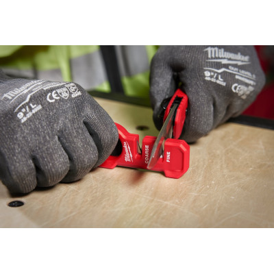 Milwaukee Точилка для ножів і ножиць, 54х195х38мм, 2 етапи заточування, ABS-пластик