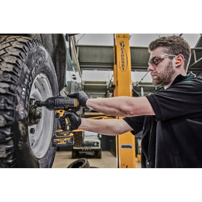 DeWALT Гайковерт ударний акумуляторний  XR Li-Ion 18В акб 2х5А·год 1898Нм 2300об/хв 2200уд/хв 1/2" гумовий чохол, ЗП 2.9кг