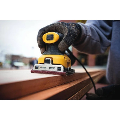 DeWALT Шліфмашина вібраційна DeWalt 230Вт 14000об/хв 108х115мм амплітуда 1.6мм 1.28кг