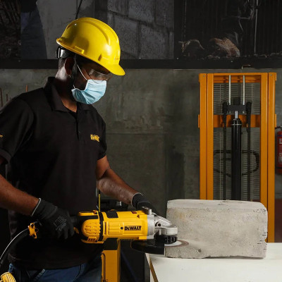 DeWALT Шліфмашина кутова DeWALT 230мм 2600Вт 6500об/хв 5.86кг DeWALT Шліфмашина кутова DeWALT 230мм 2600Вт 6500об/хв 5.86кг
