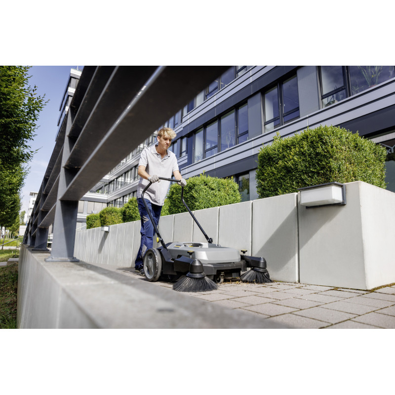 Karcher Підмітальна машина професійна KM 70/20 C 2SB ручна захват 98см контейнер 45л 22кг