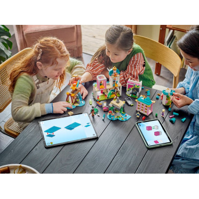 LEGO Конструктор LEGO Disney Princess Замок принцеси та королівські улюбленці