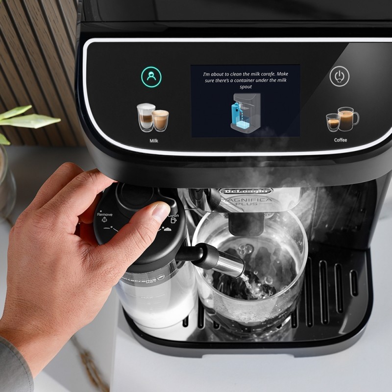 Delonghi Кавомашина Magnifica Plus, 1.8л, зерно+мелена, автомат.капуч, дисплей, авторецептів -15, чорний