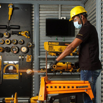 DeWALT Шліфмашина кутова DeWALT 230мм 2600Вт 6500об/хв 5.86кг DeWALT Шліфмашина кутова DeWALT 230мм 2600Вт 6500об/хв 5.86кг