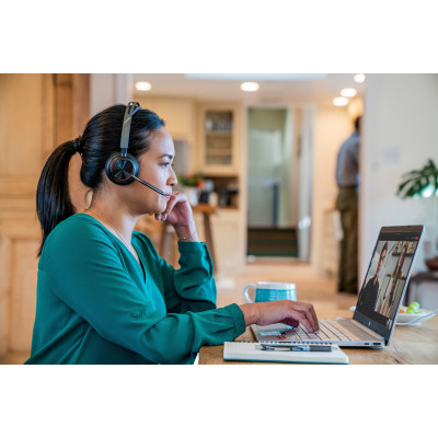 Poly Гарнітура комп'ютерна стерео On-ear Voyager Focus 2, USB-A, Bluetooth, всеспрямований, ANC, Acoustic fence, чорний