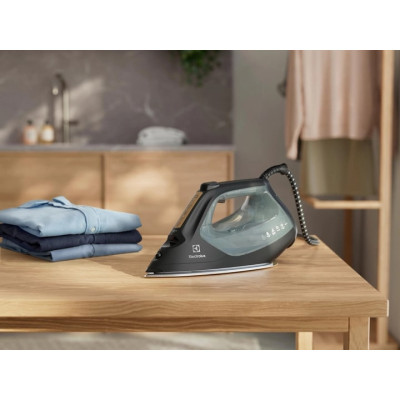 Electrolux Утюг, 2600Вт, 370мл, паровий удар 240гр, алюмінієва підошва, електр. керування, зелено-чорний