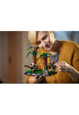 LEGO Конструктор Star Wars Діорама «Погоня на спідері на Ендорі»