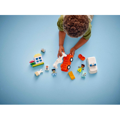 LEGO Конструктор LEGO DUPLO Town Швидка допомога та водій LEGO Конструктор LEGO DUPLO Town Швидка допомога та водій
