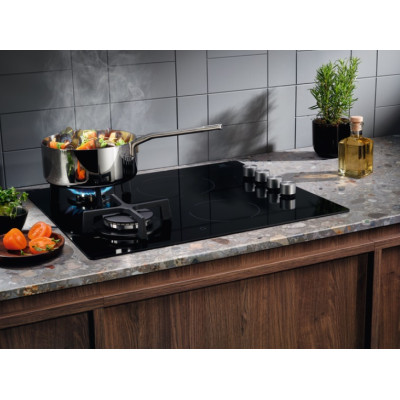 Electrolux Варильна поверхня комбінована (2 газ + 2 склокерам.), 60см, чавун, чорний Electrolux Варильна поверхня комбінована (2 газ + 2 склокерам.), 60см, чавун, чорний