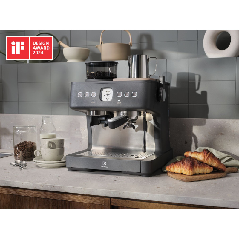 Electrolux Кавоварка ріжкова, 3л, зерно+мелена, ручний капуч, кавомолка, підігрів чашок, подача гар. води, чорний