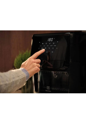 Electrolux Мультипіч 1800Вт, чаша-12л, сенсорне керування, 12 авто. програм, віконце, пластик, чорний