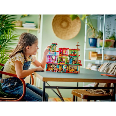 LEGO Конструктор Disney Чарівний будинок Мадрігал