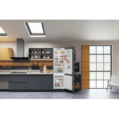 Hotpoint Вбудований холодильник з морозильною камерою HAC20T321