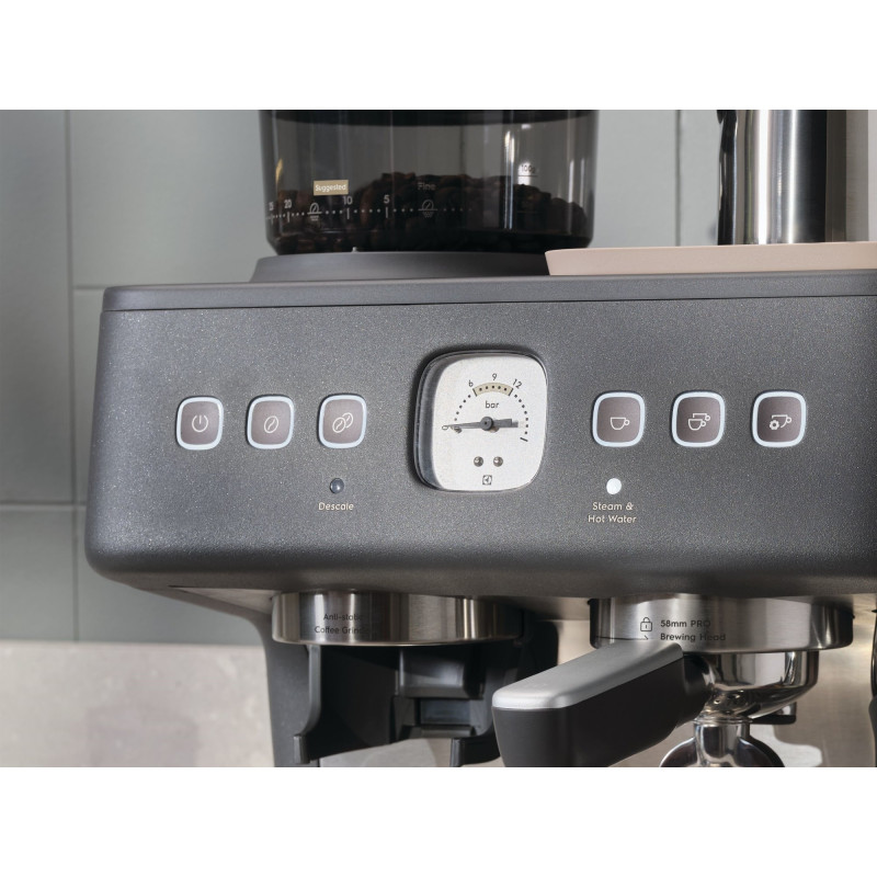 Electrolux Кавоварка ріжкова, 3л, зерно+мелена, ручний капуч, кавомолка, підігрів чашок, подача гар. води, чорний