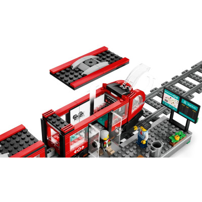 LEGO Конструктор Трамвай та вокзал у центрі міста