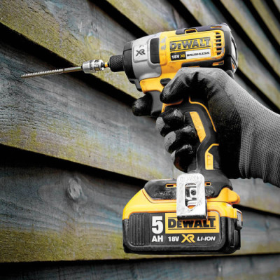 DeWALT Шурупокрут ударний акумуляторний  XR Li-Ion 18В акб 2х5А·год 205Нм 3250об/хв 3800уд/хв кейс, ЗП 1.3кг