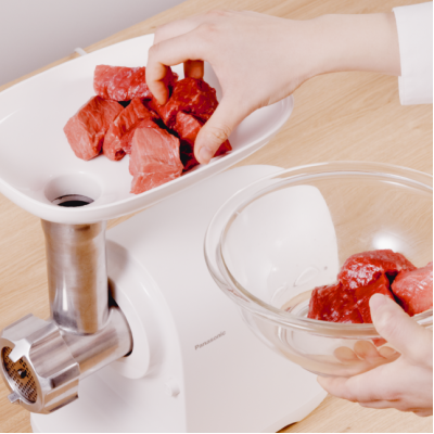 Panasonic М'ясорубка, 1700Вт, 3кг/мин, 3 решітки, насадка для кеббе, пластик, білий