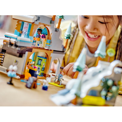 LEGO Конструктор Friends Святкова гірськолижна траса й кафе