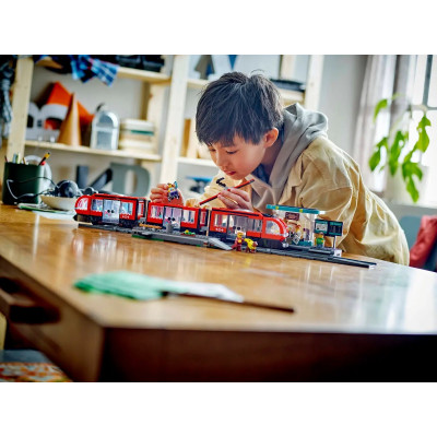 LEGO Конструктор Трамвай та вокзал у центрі міста