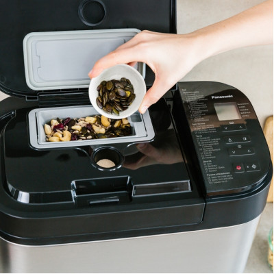 Panasonic Хлібопічка 550Вт, програм-30, макс.ваг -1.25кг, форма-прямокутник, метал, чорний