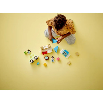 LEGO Конструктор DUPLO Town Сімейний будинок на колесах