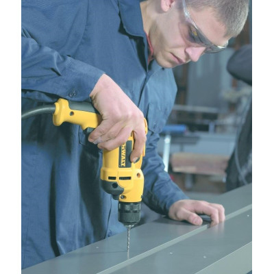 DeWALT Дриль DeWalt 701Вт 10.9Нм 0-2500об/хв патрон 10мм 1.8кг DeWALT Дриль DeWalt 701Вт 10.9Нм 0-2500об/хв патрон 10мм 1.8кг
