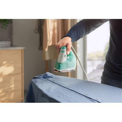 Electrolux Праска, 2200Вт, 250мл, паровий удар 90гр, нерж. сталь, зелено-білий Electrolux Праска, 2200Вт, 250мл, паровий удар 90гр, нерж. сталь, зелено-білий