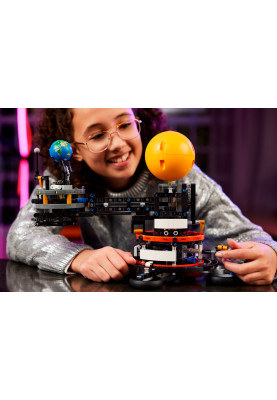 LEGO Конструктор Technic Земля та Місяць на орбіті