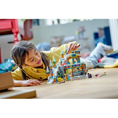 LEGO Конструктор Friends Святкова гірськолижна траса й кафе