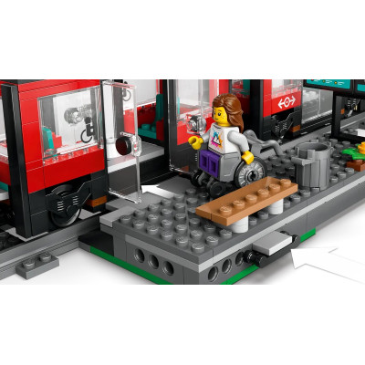 LEGO Конструктор Трамвай та вокзал у центрі міста
