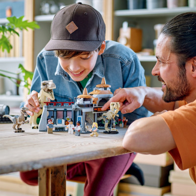 LEGO Конструктор Jurassic Park Центр відвідувачів: Атака тиранозавра й раптора