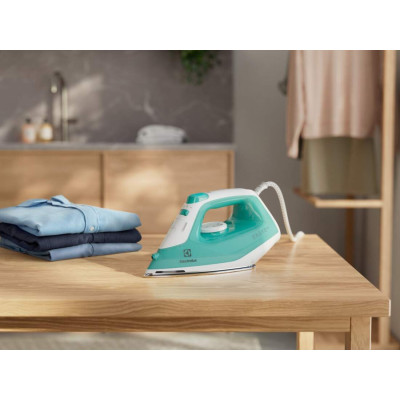 Electrolux Праска, 2200Вт, 250мл, паровий удар 90гр, нерж. сталь, зелено-білий Electrolux Праска, 2200Вт, 250мл, паровий удар 90гр, нерж. сталь, зелено-білий
