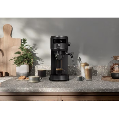 Electrolux Кавоварка рожкова, 1л, мелена, ручний капуч, LED-дисплей, підігрів чашок, чорний