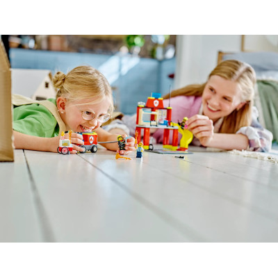 LEGO Конструктор City Пожежне депо та пожежна машина