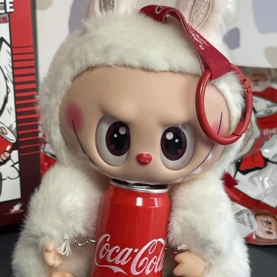 М'яка іграшка-брелок Labubu "Coca-Cola" - стильний аксесуар та милий подарунок