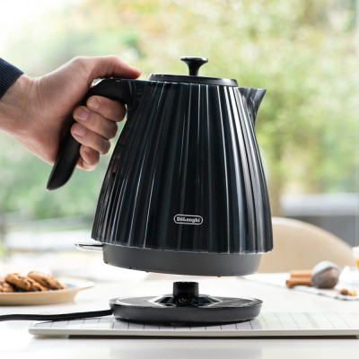 Чайник пластик Delonghi Ballerina KBD 2001.BK