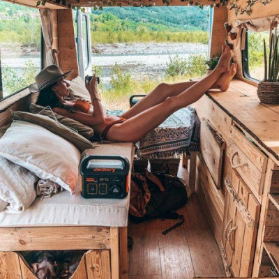 Портативна зарядна станція Jackery Explorer 240EU (21-0001-000213)