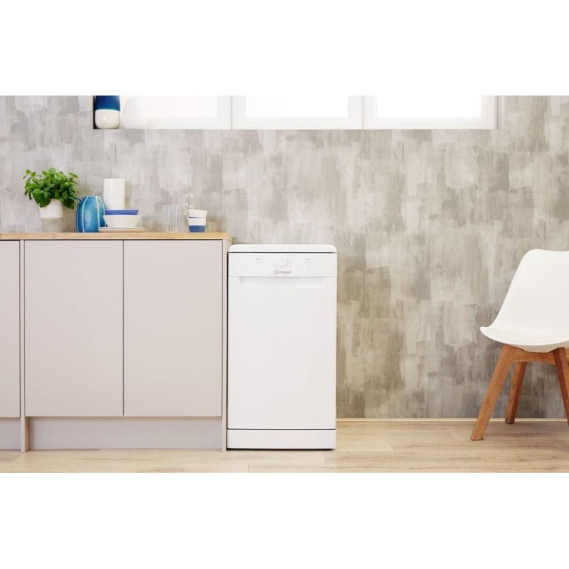 Посудомийна машина Indesit DSFE 1B10