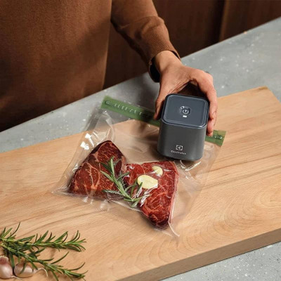 Вакуумний пакувальник Electrolux EVSK1