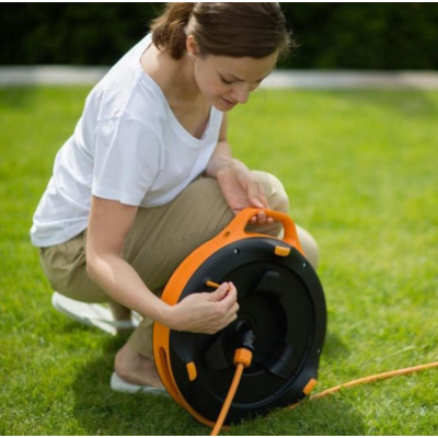 Котушка зі шлангом 3/8", 15 м та набором аксесуарів Fiskars 1020436