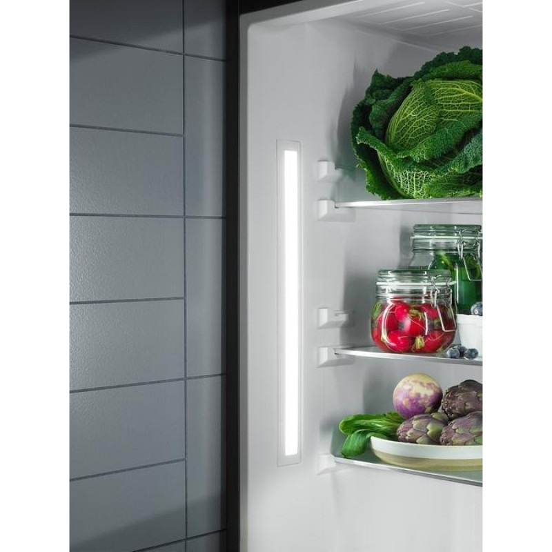 Холодильник з морозильною камерою Electrolux LNT7TF18S