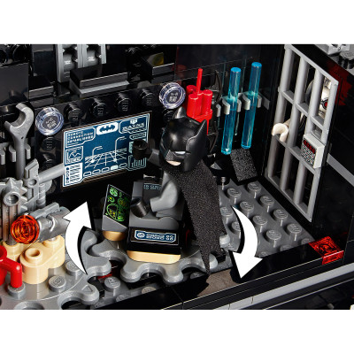 Блоковий конструктор LEGO Super Heroes Мобільна база Бетмена 743 деталей (76160)