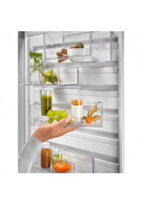Холодильник с морозильной камерой Electrolux LNC7ME32W2