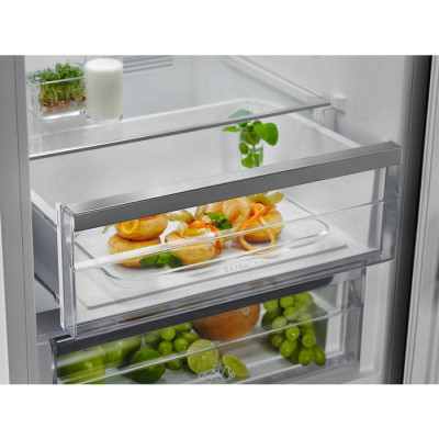 Холодильник с морозильной камерой Electrolux LNC7ME32W2