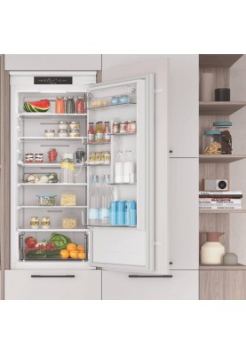 Холодильник із морозильною камерою Indesit INC20T321EU